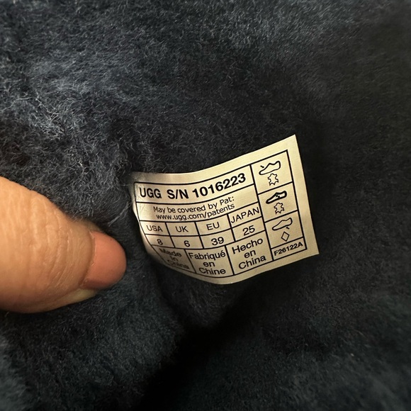 UGG CLASSIC SHORT II NAVY SHEARLING WATER RESISTANT BOOTS SIZE 8 - Picture 13 of 14